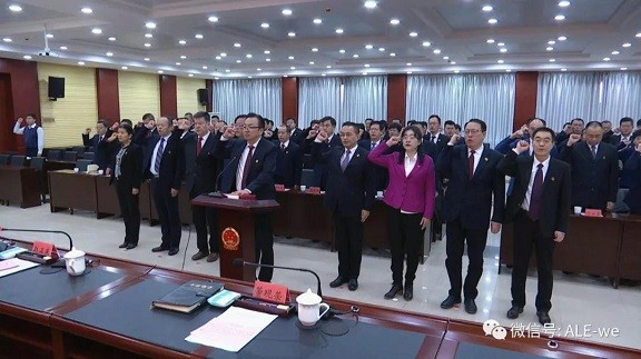 阿拉尔市人大常委会举行向宪法宣誓活动