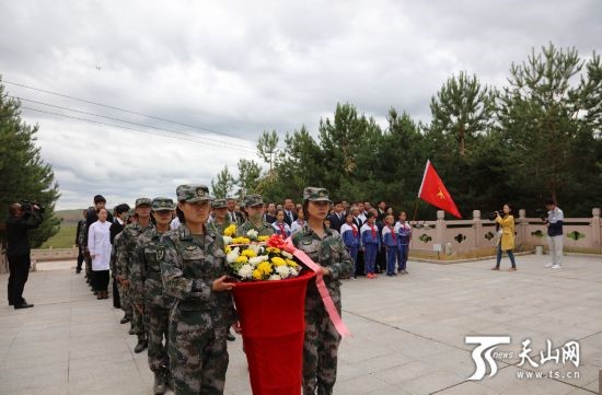 孙龙珍家乡人万里寻亲，将新疆小白杨带回家