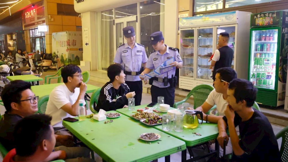 第一师阿拉尔市公安机关深入开展第三次夏夜治安巡查宣防集中统一行动