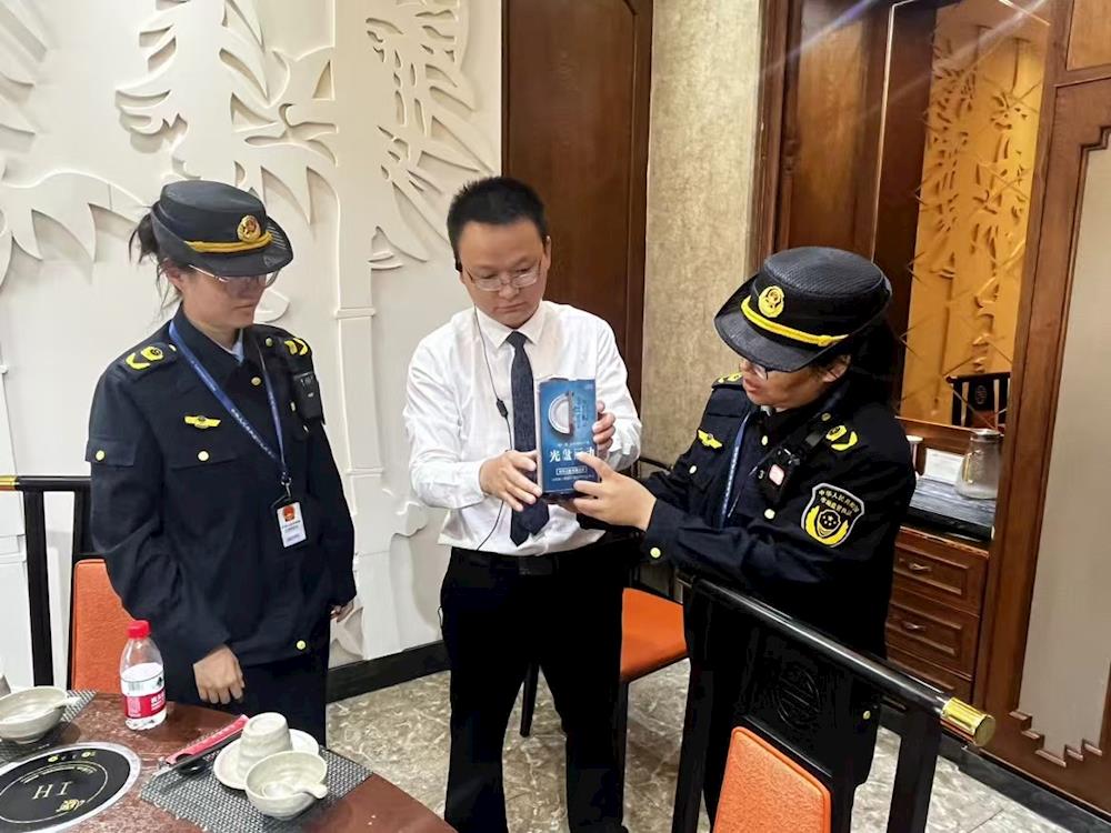 第一师阿拉尔市市场监管局在上海风情街开展“反对浪费 崇尚节约”文明餐桌检查