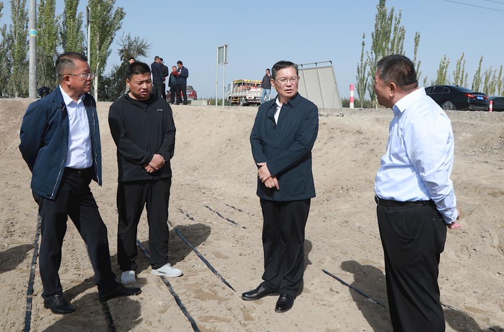 师市党委书记、政委丁翊强调研“三秋”农业生产工作