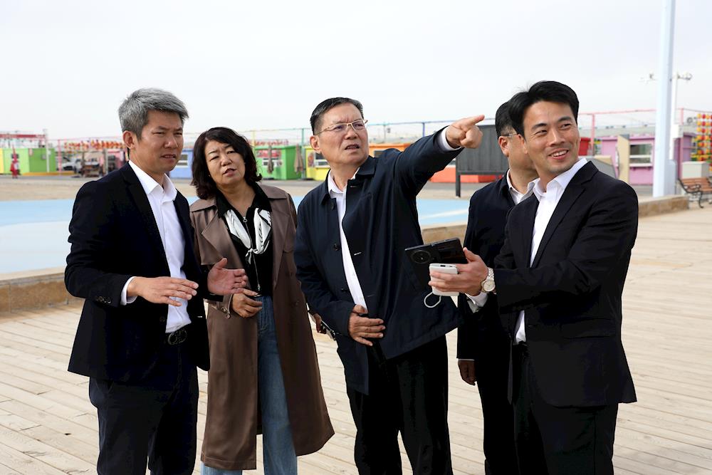 师市党委书记、政委丁翊强在塔克拉玛干沙漠之门景区调研