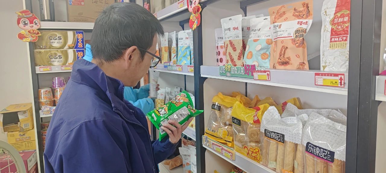 八团开展商铺安全检查
