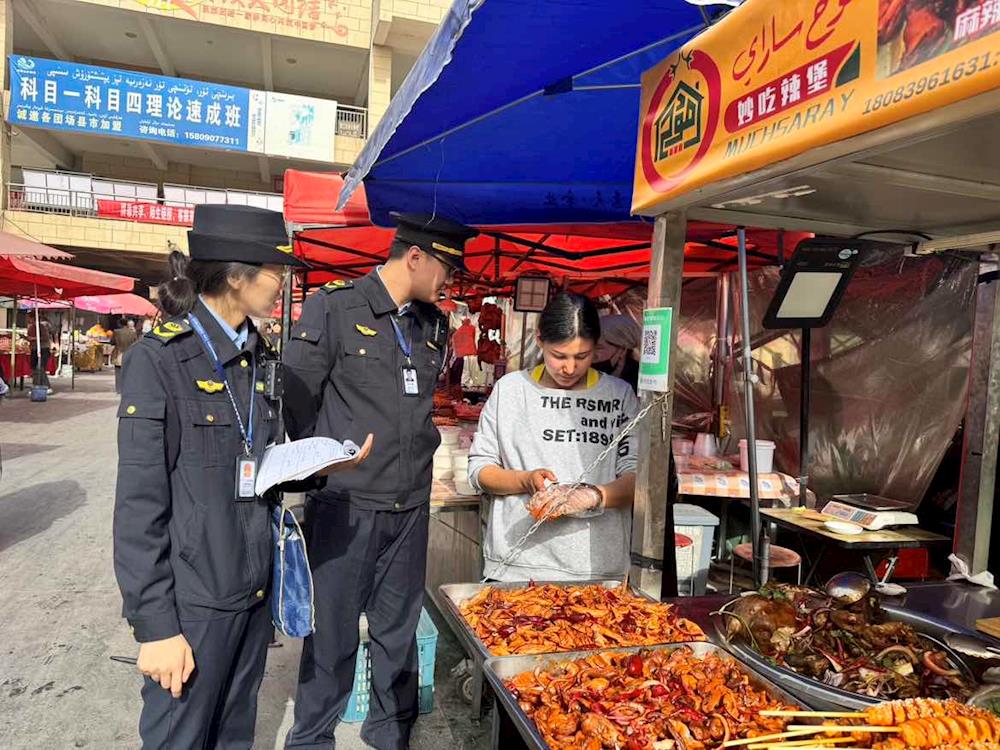 开展流动摊贩食品安全检查  筑牢市民 “舌尖上的安全防线”
