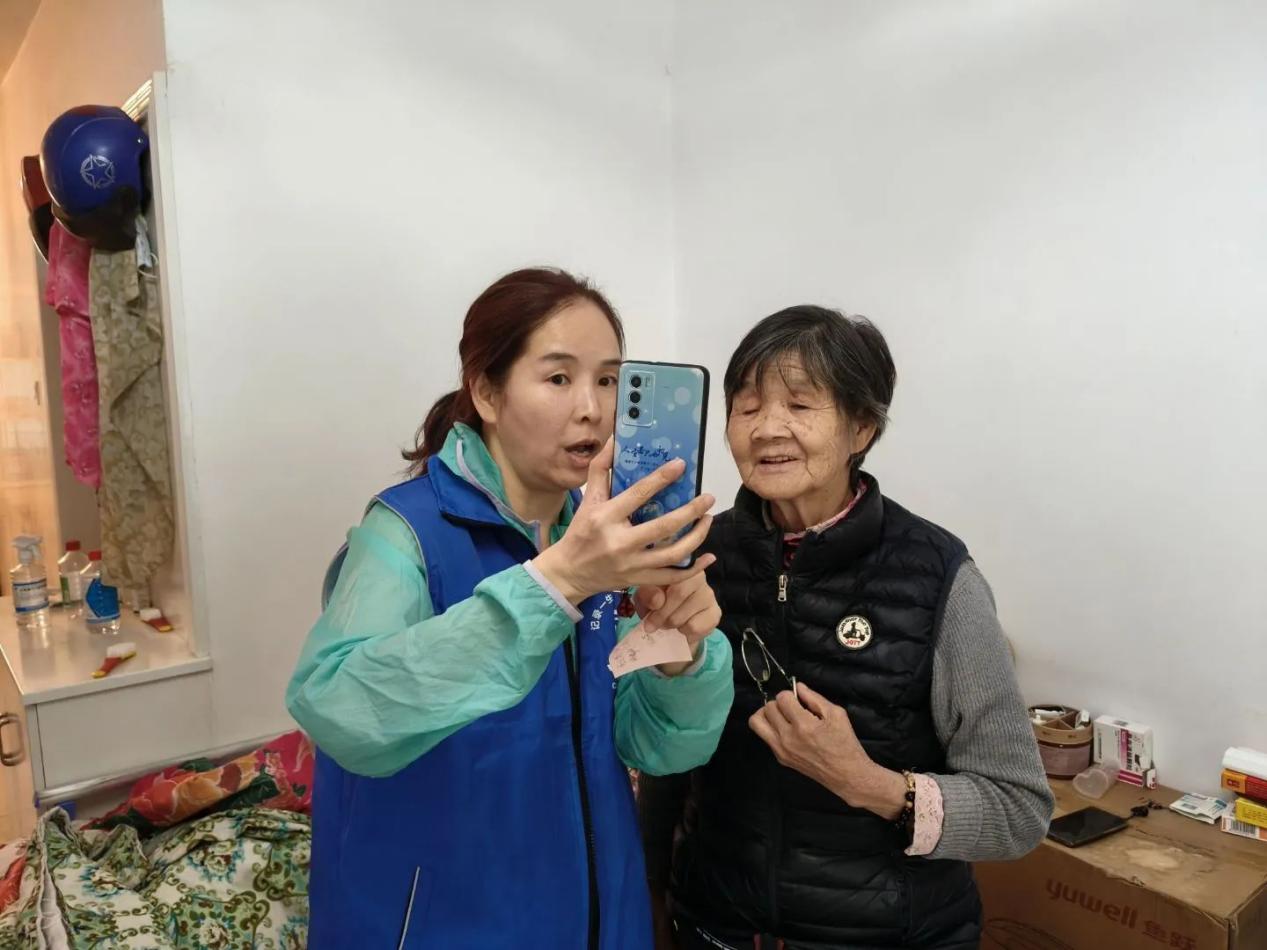 八团社保所：情暖夕阳红 敬老继传统